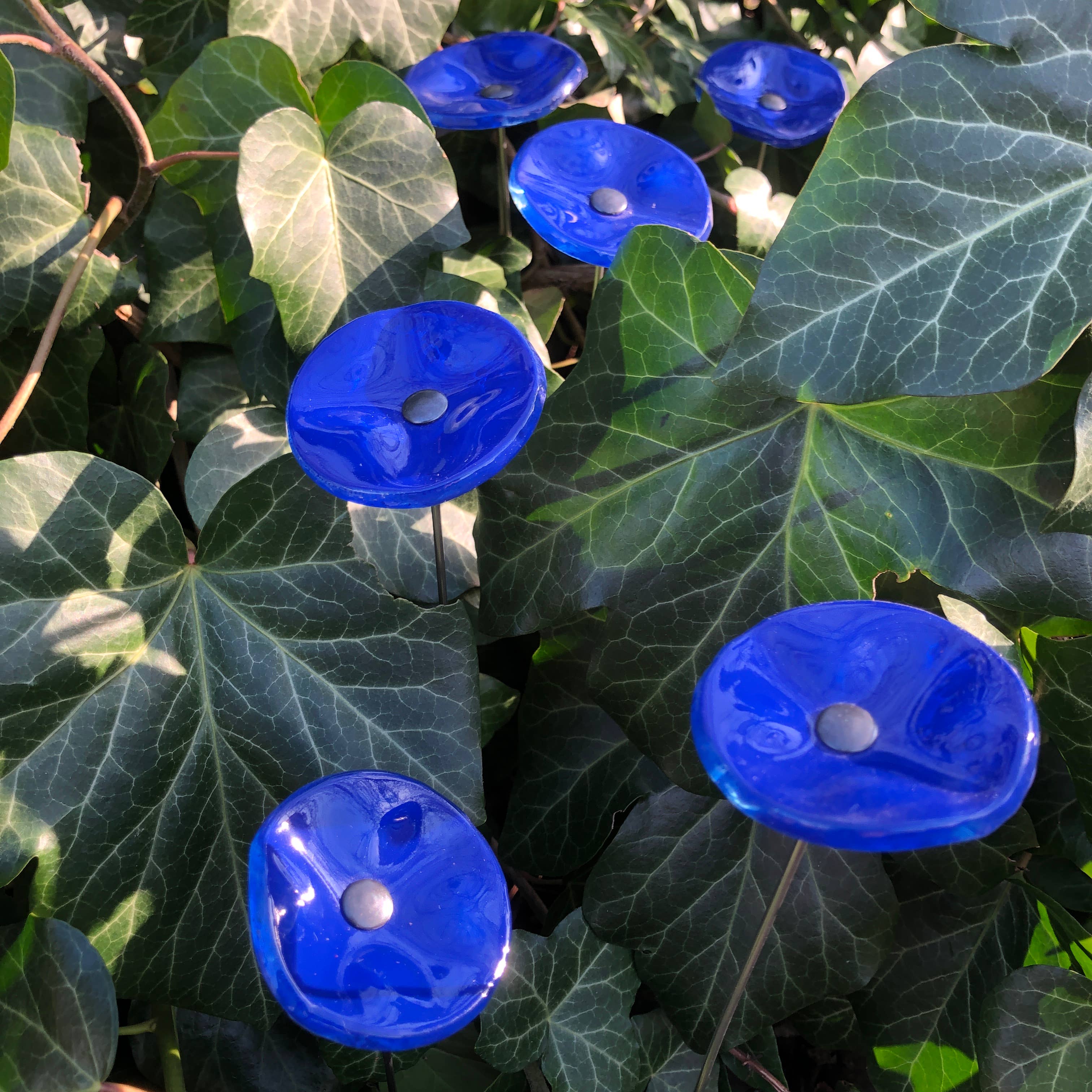 CARNEOL GLASS - Wholesale Garden/Lawn Stake - Small Glass Flower For Outside In L.Blue27