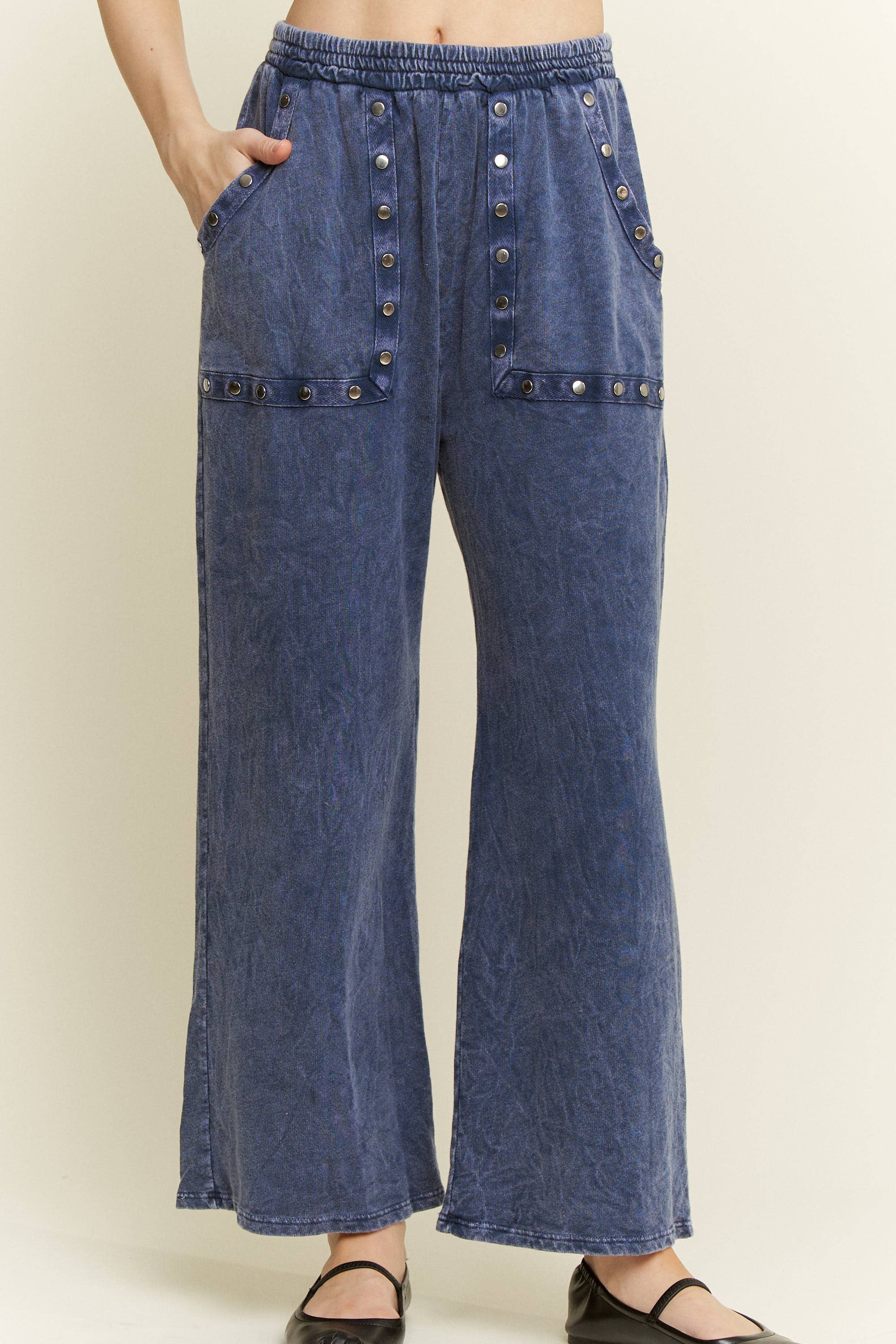 J.Her – Großhandel Lounge-Trainingshose/-Jogginghose – Damen – Mineralgewaschene, mit Nieten besetzte Wide-Leg-Hosentaschen HP654910