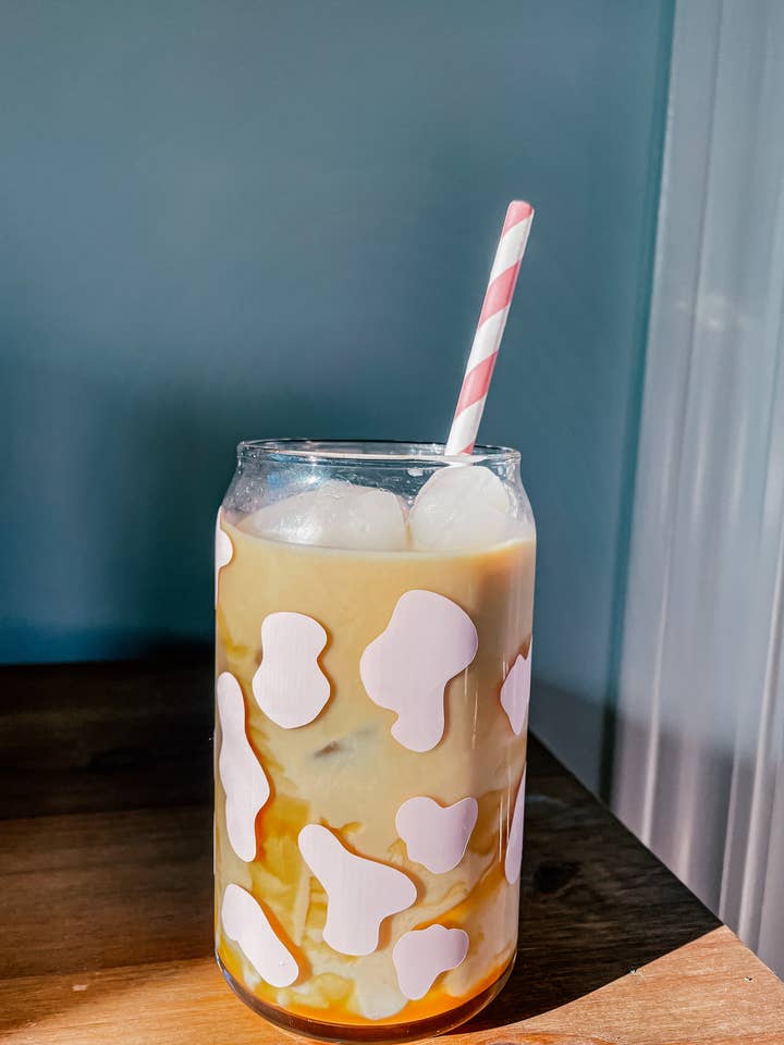 Coupe en verre à imprimé vache pour la vente par judi k designs