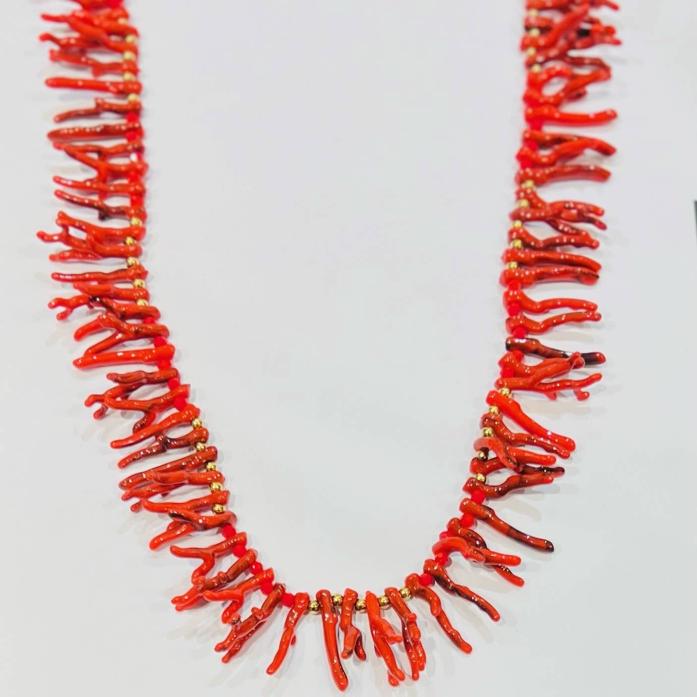 Bijoux 7bis - Vente Colliers tissés - Collier acier perles corail resine effet franges graphique2