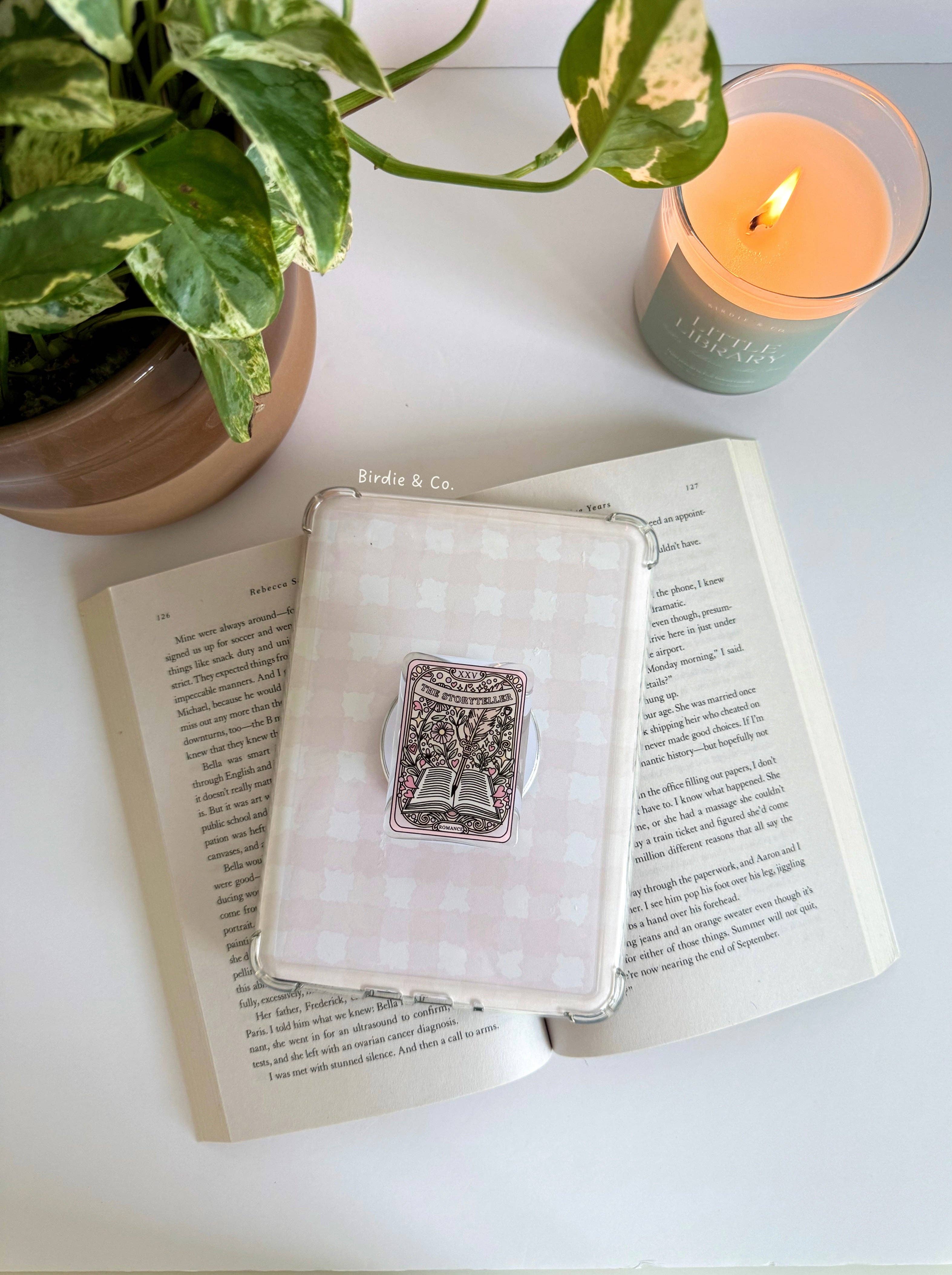 Birdie & Co. – Großhandel Telefon-/Tablet-Ständer – Storyteller Kindle-Griff, von Tarotkarten inspirierter E-Reader-Halter2