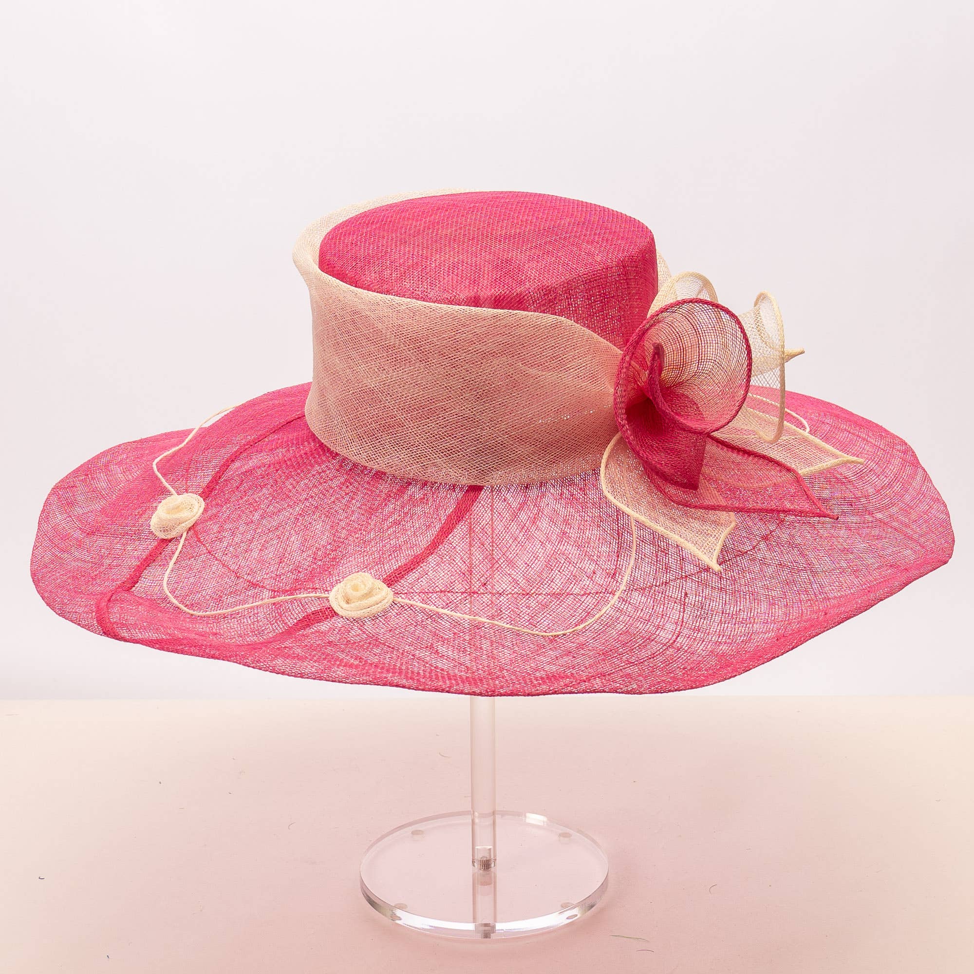 KaKyCo – Großhandel Fascinator – Damen – Zweifarbige Callalily Verzierte Breite Weiche Sinamay Hüte | 1171384