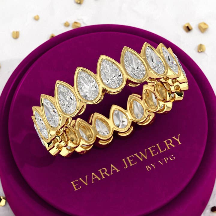 Bague de mariage éternité en diamant taille poire de 5 carats sertie à griffes pour la vente par Evara Jewelry