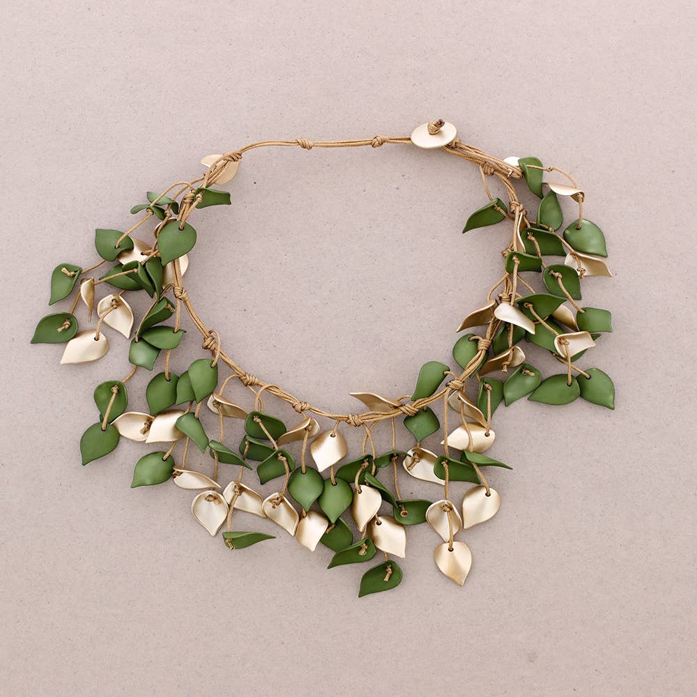 Sonata – Großhandel Halsband/Collier – Lange Halskette mit Blütenblatt-Anhängern aus Kunstharz3