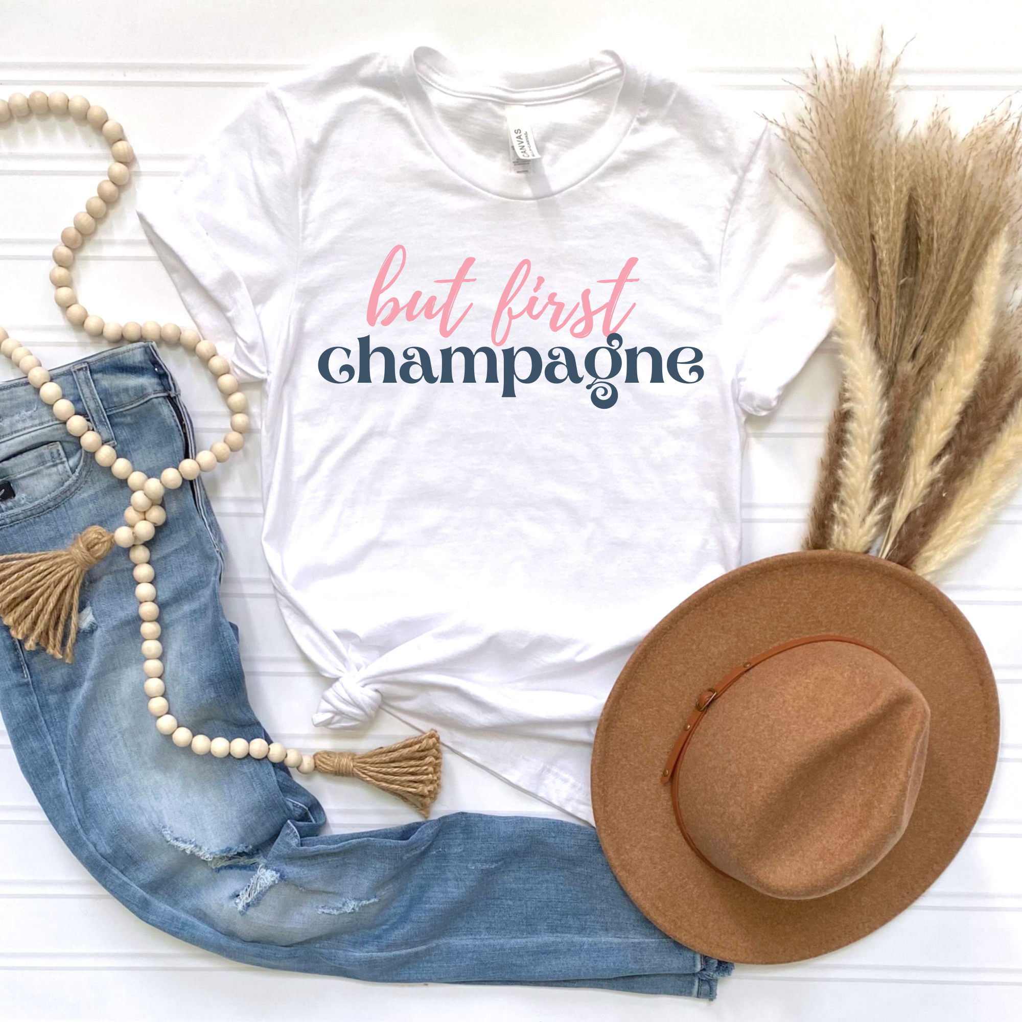 Rustic Radiance – wholesale T-shirts med screentryck – Dam – But First Champagne-tröja med rund hals och mjuk känsla0