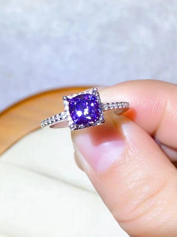 1 karat lilla moissanit platinbelagt firkantet ring for engroshandel hos Sparkala