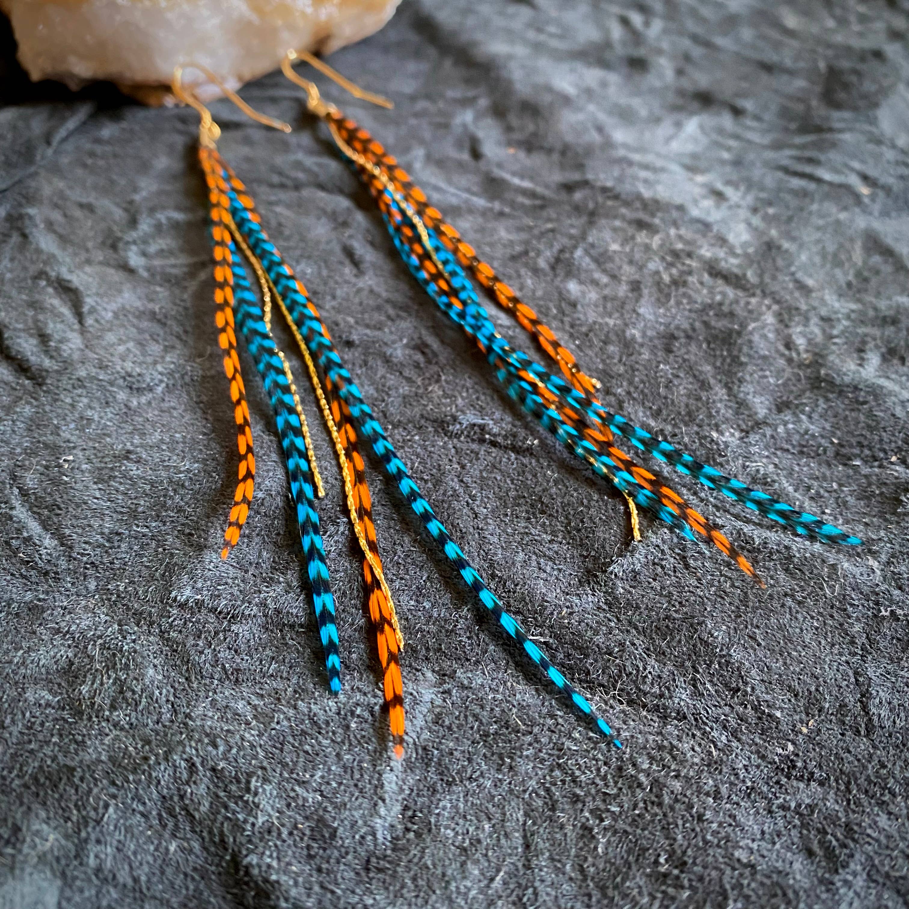 Grizzly naranja y grizzly turquesa/dorado Pendientes mini de plumas - Grizzly naranja y Grizzly turquesa de venta al por mayor en Faire3