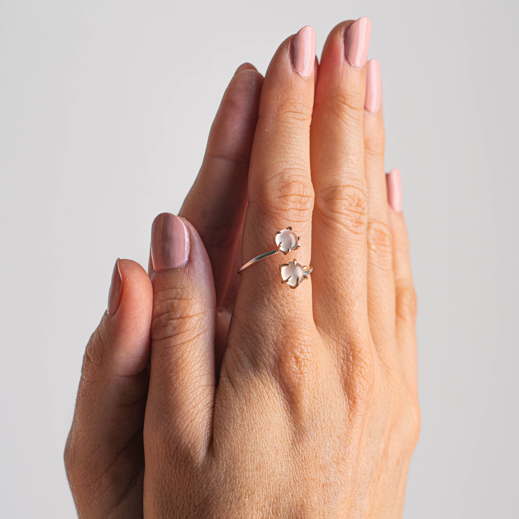 Made Designs - Vente Bague avec plusieurs pierres - Bague infini en or 14 carats en pierre de lune3