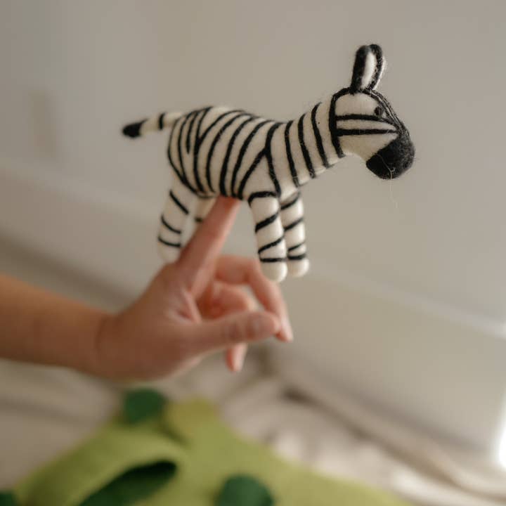 Zebra-Fingerpuppe aus Filz – Filzzebra für den Großhandel von Play Planet
