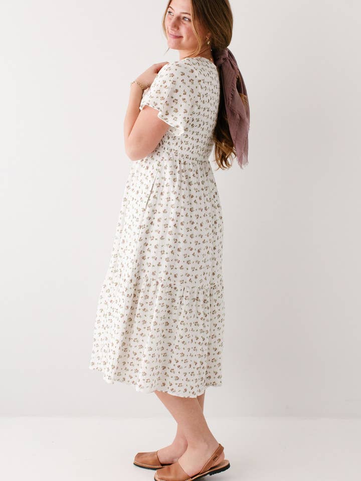 Blanc «Lynette» Robe midi à corsage smocké à motif floral en vente sur Faire4