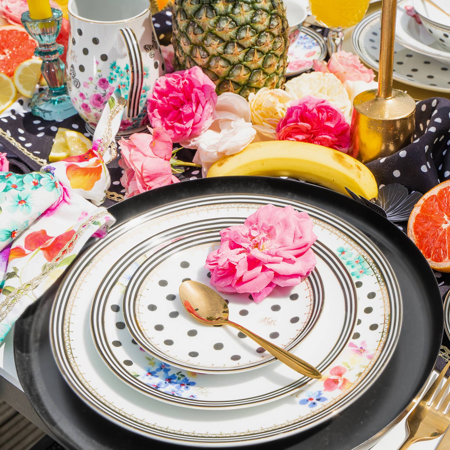 Melli Mello - Wholesale Borden - Melli Mello Nora dinerbord met vrolijke bloemen en stippen3