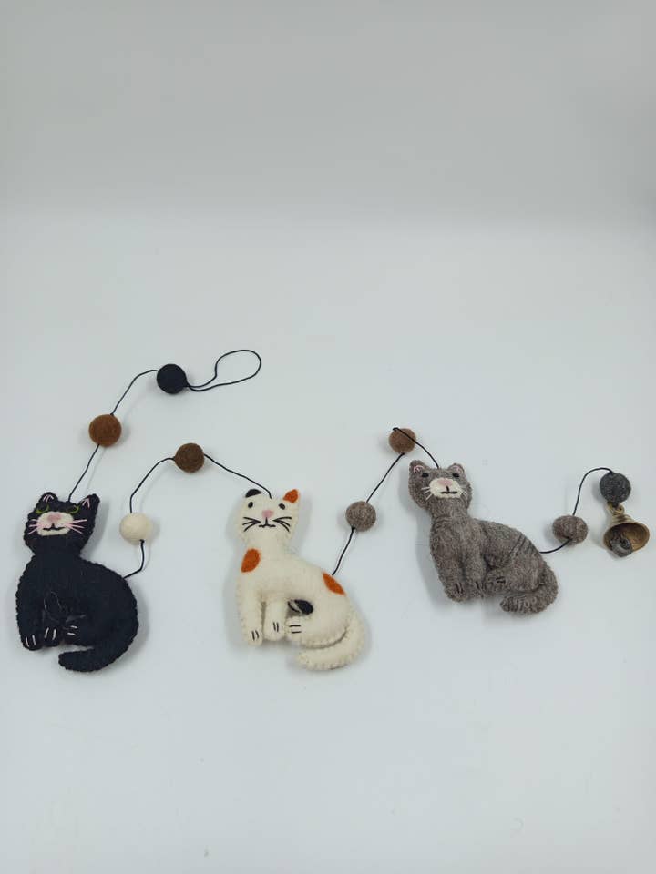 Móbile de gato em feltro feito à mão — decoração para quarto por atacado de Funky Yak Ltd