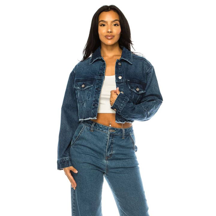 VESTE COURTE EN JEAN DE COULEUR FONCÉE À BORDS BRUTS pour la vente par MINED BY