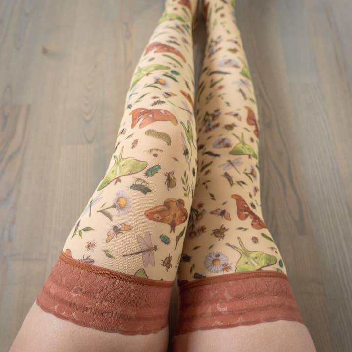 Stay-Up kousen van mesh met insectenprint voor wholesale door Uye Surana