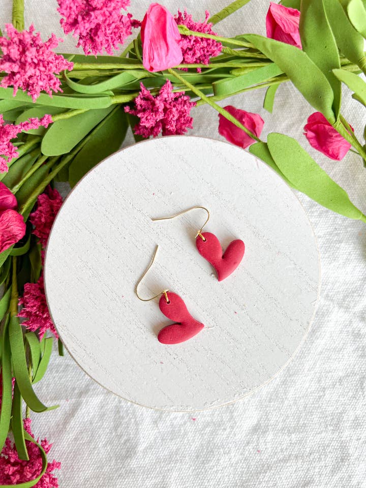 Boucles d'oreilles pendantes en argile polymère cœur ondulé pour la vente par Morning Dew Designs