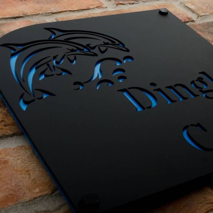 Placa de casa em acrílico costeiro com motivo golfinho 30X30cm por atacado de The House nameplate company
