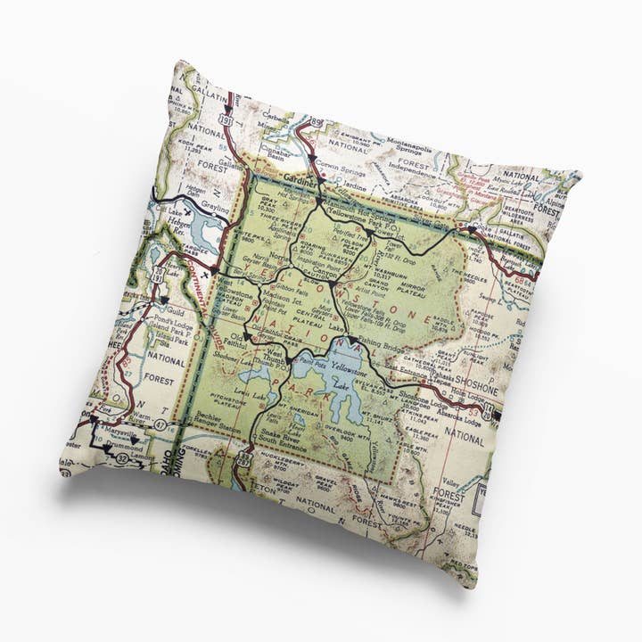 Coussin Carte Vintage du Parc National de Yellowstone - Carré 18" pour la vente par Daisy Mae Designs