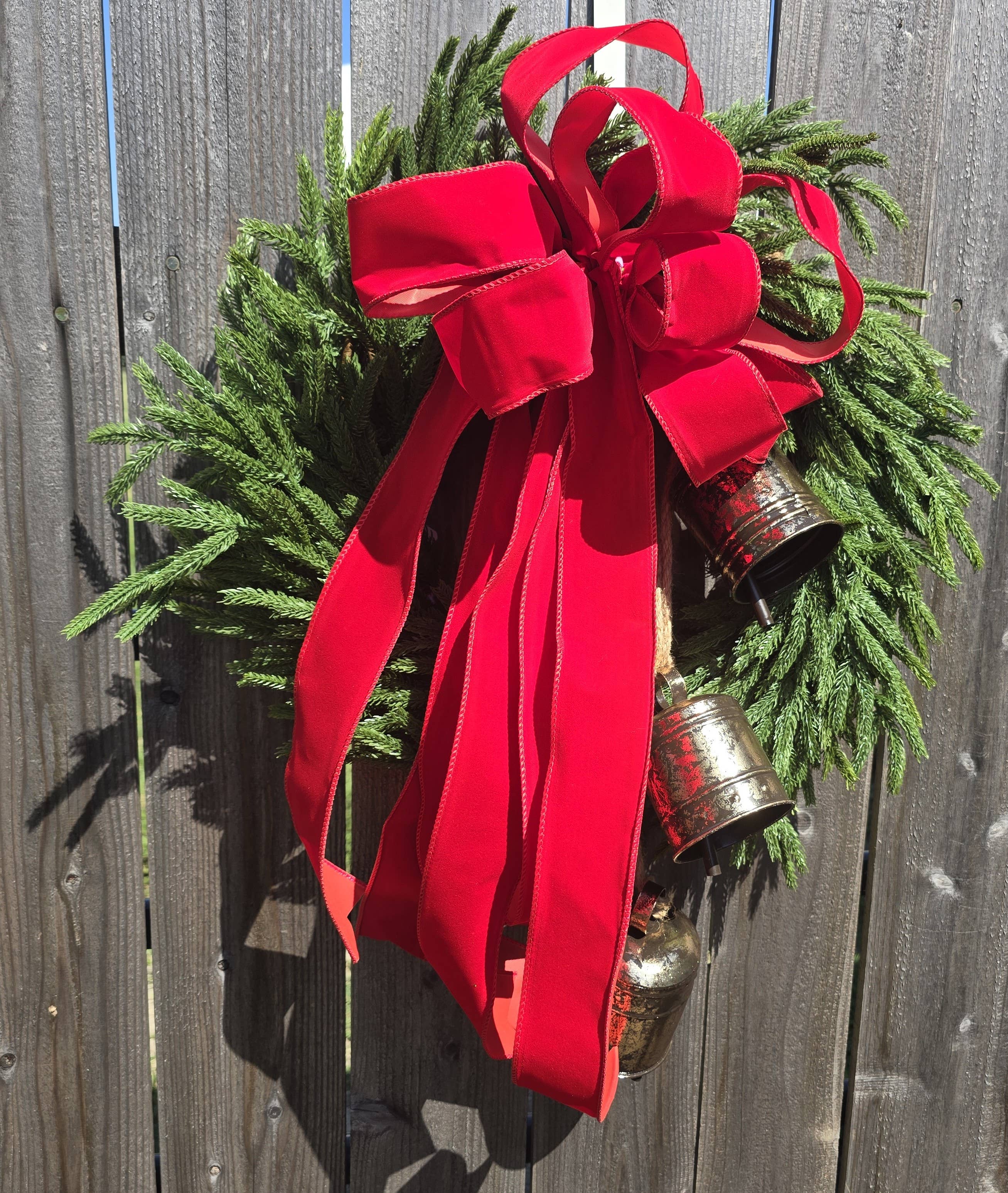 Corona de pino de Norfolk falso con campanas vintage y lazo rojo al por  mayor para tu tienda - Faire, image size:2614x3093