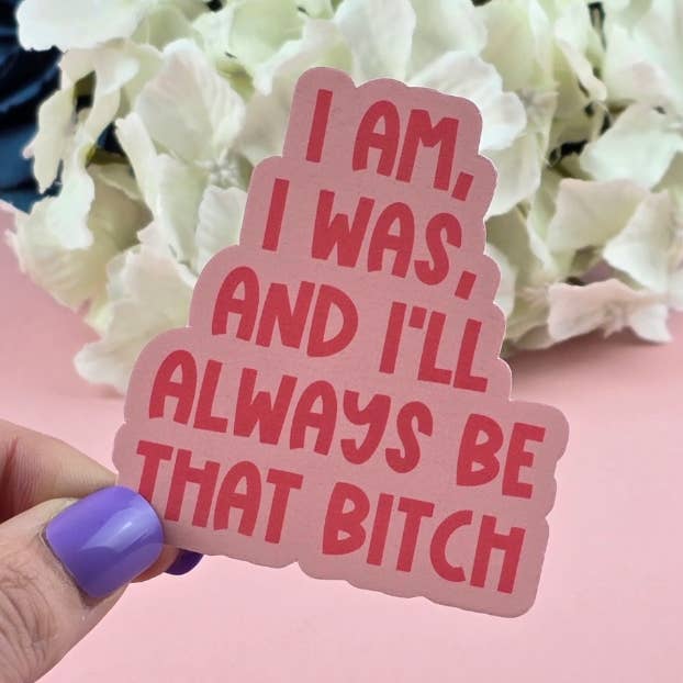 Vandtæt klistermærke - Jeg er, jeg var, og jeg vil altid være den kælling - Sarkastisk klistermærke - Sjovt klistermærke - Frækt for engroshandel hos The Grumpy Tortoise