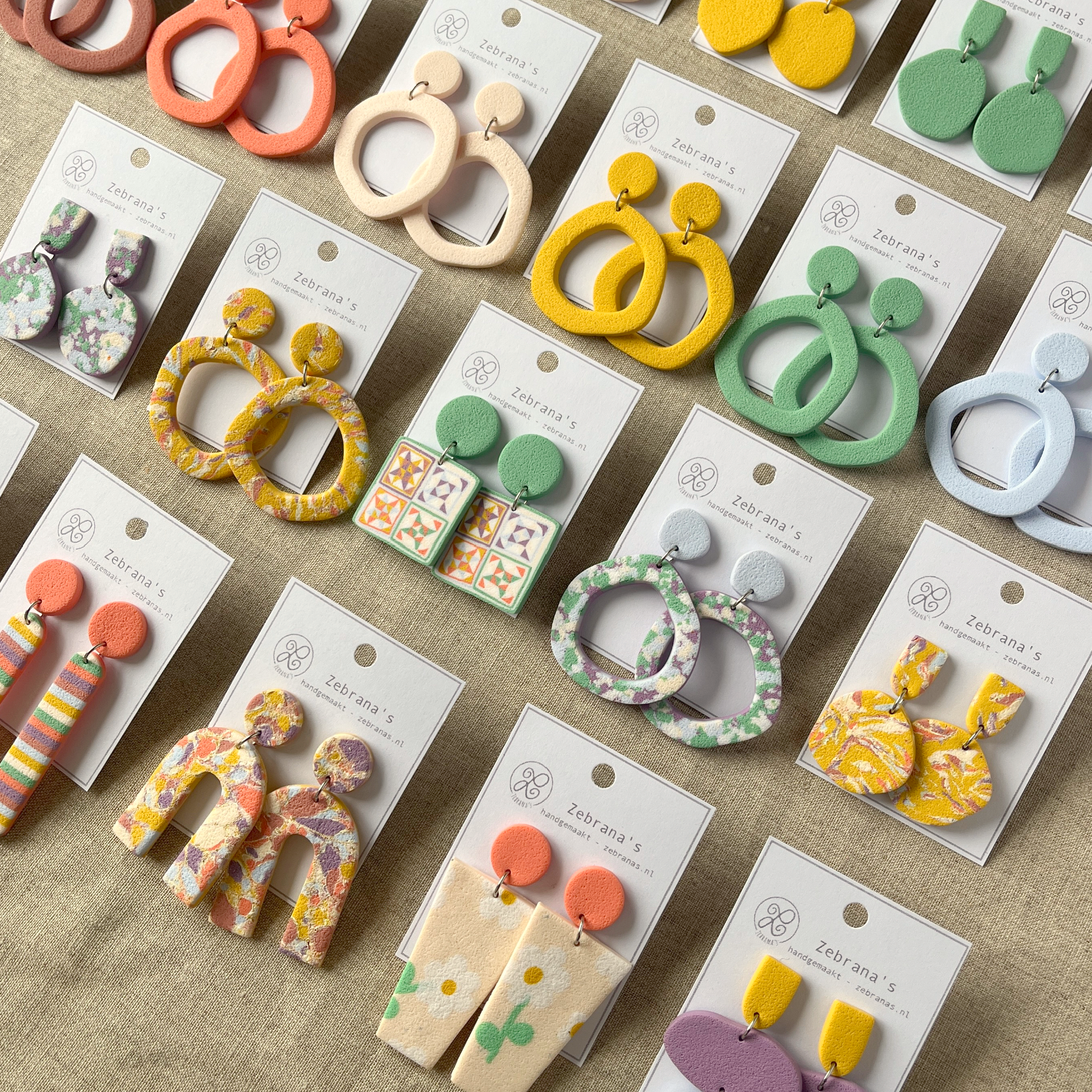 Zebrana’s – Großhandel Ohrhänger – Lange, auffällige Ohrringe aus Ton mit Blumenmotiv | Blütenrosa2