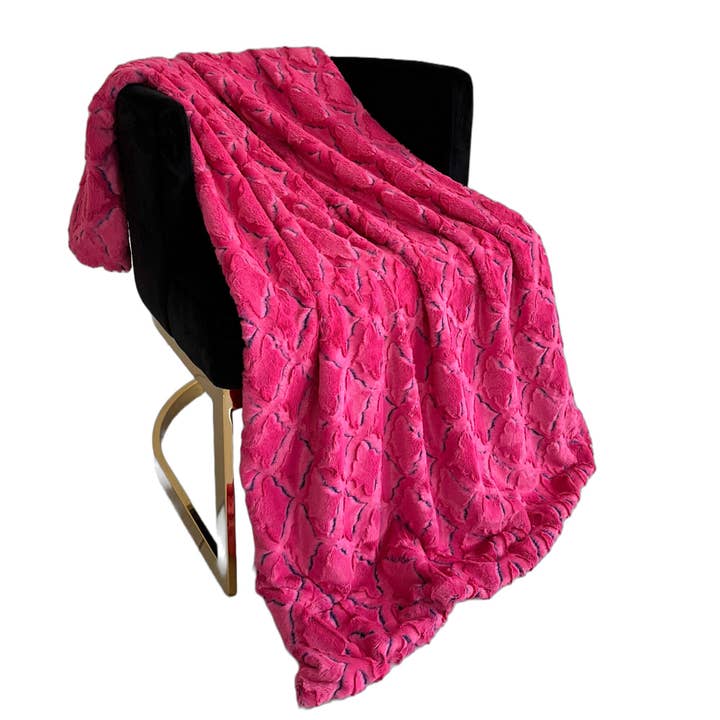Plaid de luxe Plutus en fausse fourrure fuchsia, violet et losange pour la vente par Plutus Home Brands