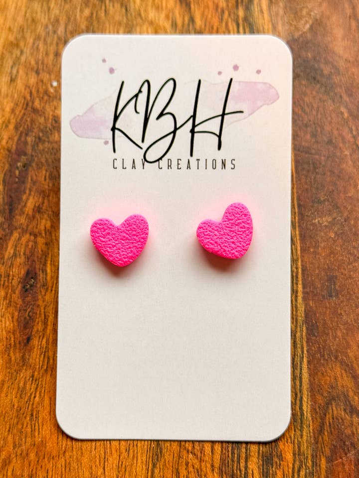Brincos de Argila com Pinos em Forma de Coração Rosa-Choque por atacado de KBH CREATIONS
