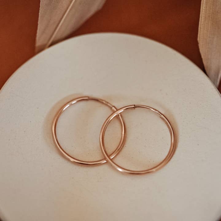 Créoles infinies garnies d'or rose pour la vente par Mountain Feather Designs