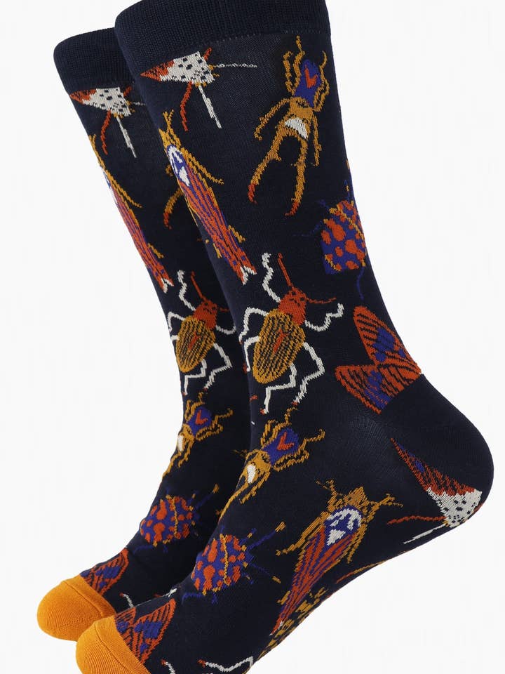 Bambusstrømper til mænd med insektprint i marineblå for engroshandel hos Sock Talk