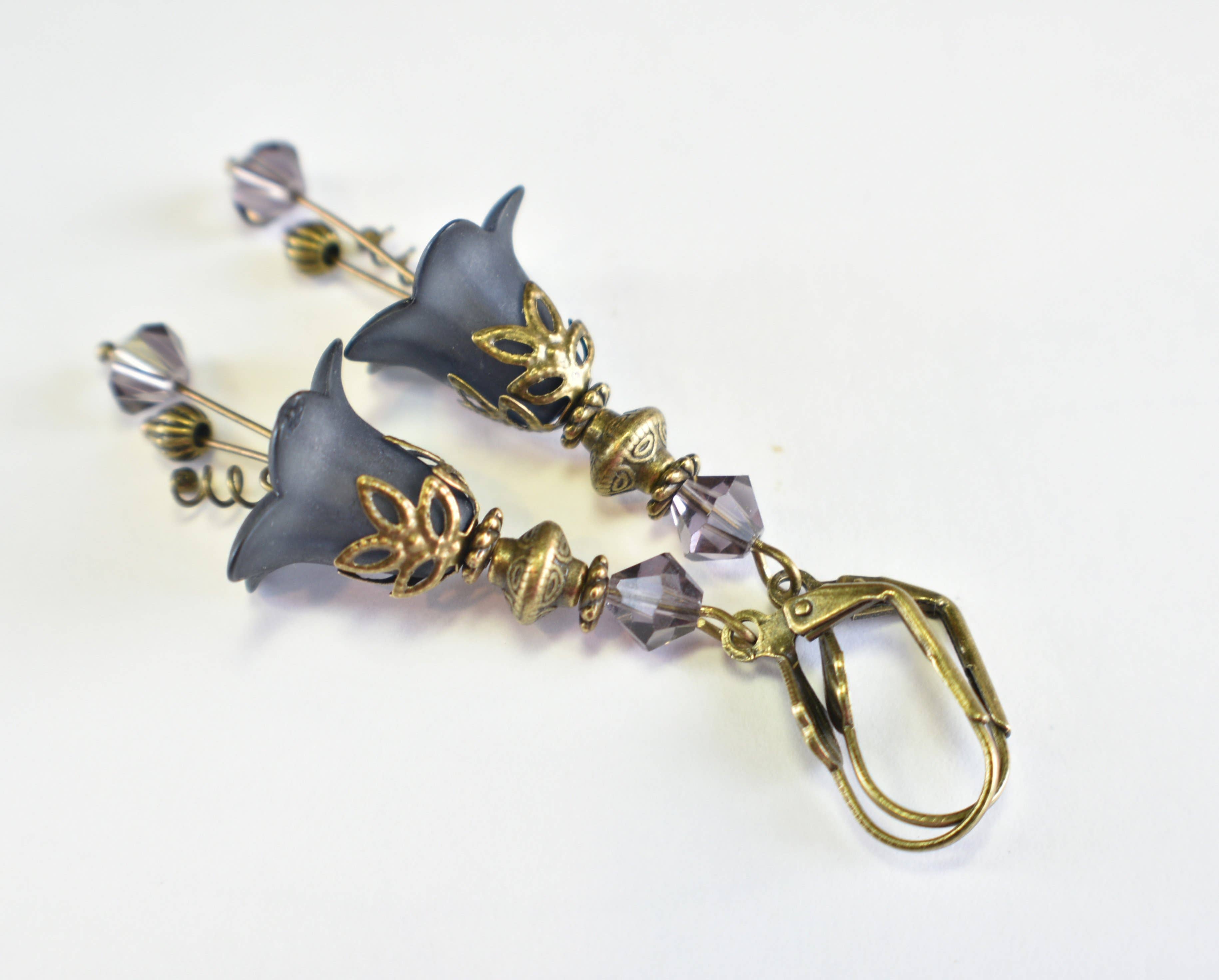 Chic Brico – Großhandel Ohrhänger – Glocke F in dunklem preußischem Blau und antiker Bronze im viktorianischen Stil3