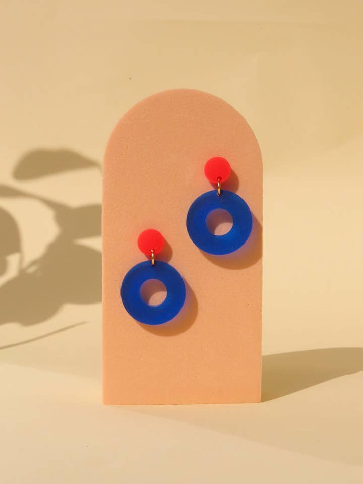 Colorblock Circle earrings in fire red ink blue for wholesale by Niemalsmehrohne