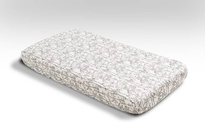 Akela met de hand bedrukte onderlaken, wit voor wholesale door The Dee Dee Mattress Co.
