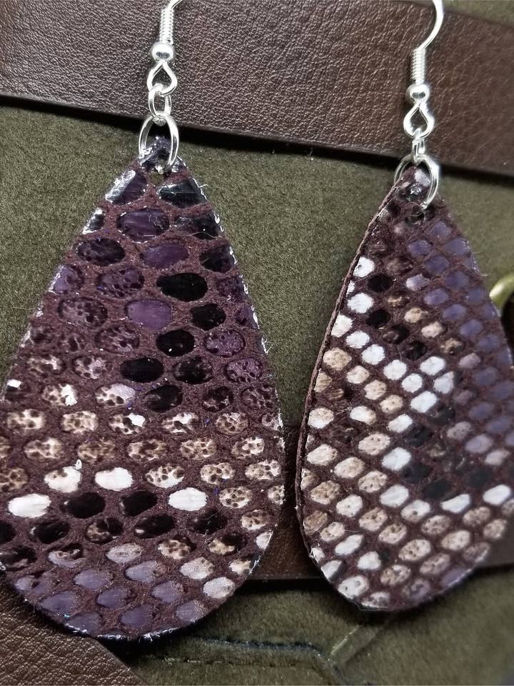 Orecchini in finta pelle di serpente marrone violaceo con fermagli in acciaio chirurgico per la vendita all'ingrosso da parte di Simply Raevyn