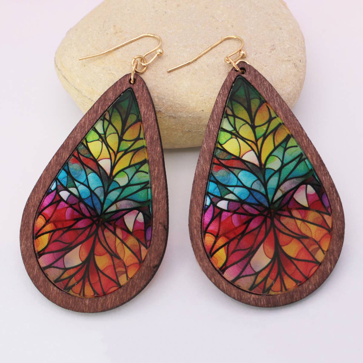 ZAD - Vente Boucles d'oreilles pendantes - Boucles d’oreilles en bois avec impression vitrail mosaïque arc-en-ciel1