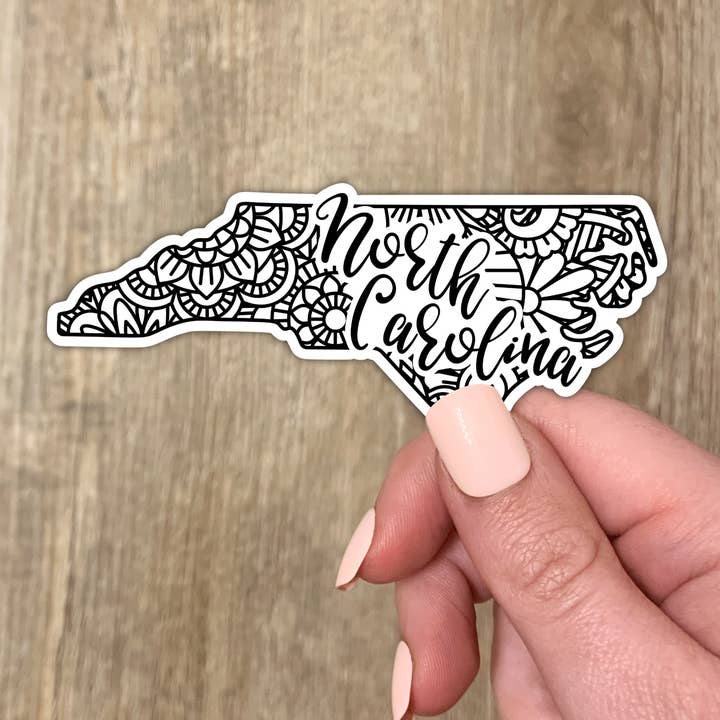 Autocollant Mandala de Caroline du Nord (20 couleurs au choix) pour la vente par The State Stickers