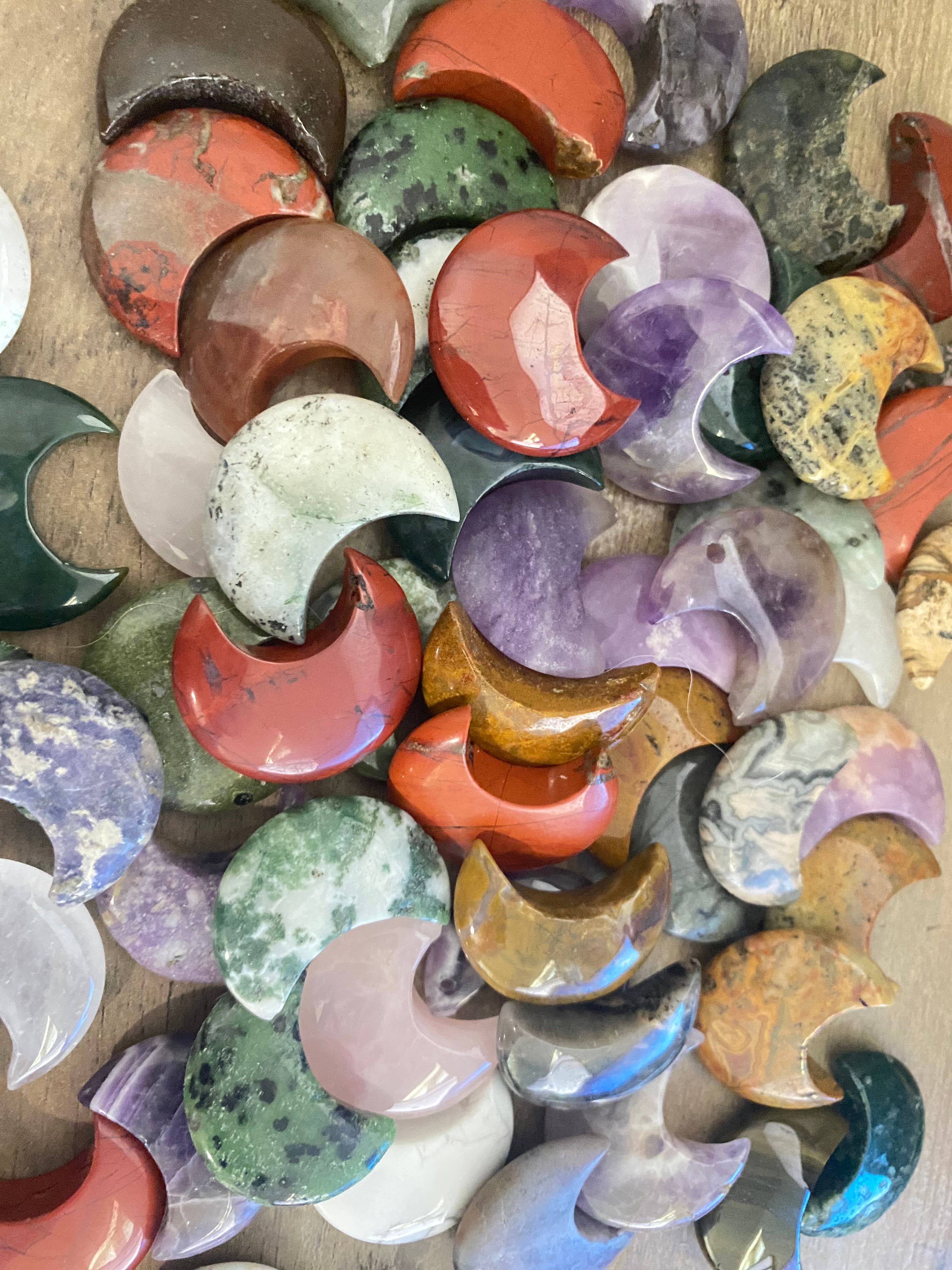 Moon River Designs - Vente Pierre et cristal de spiritualité - Demi-lunes mystérieuses en cristal Lunes en cristal sculptées à la main2