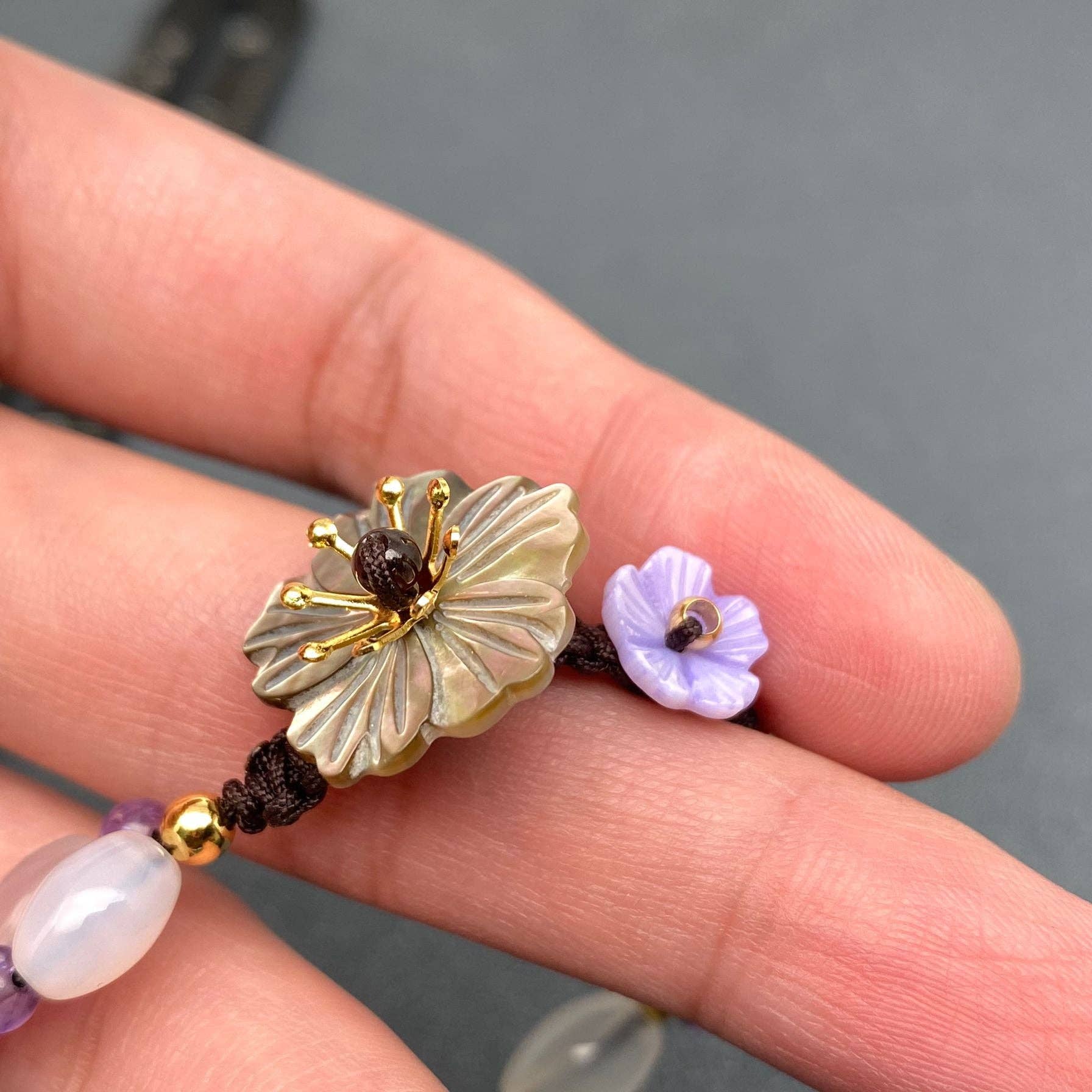 Mio Queena - Vente Bracelet de perles - Bracelet en perles de calcédoine en forme de fleur de coquillage et d'améthyste - CS1