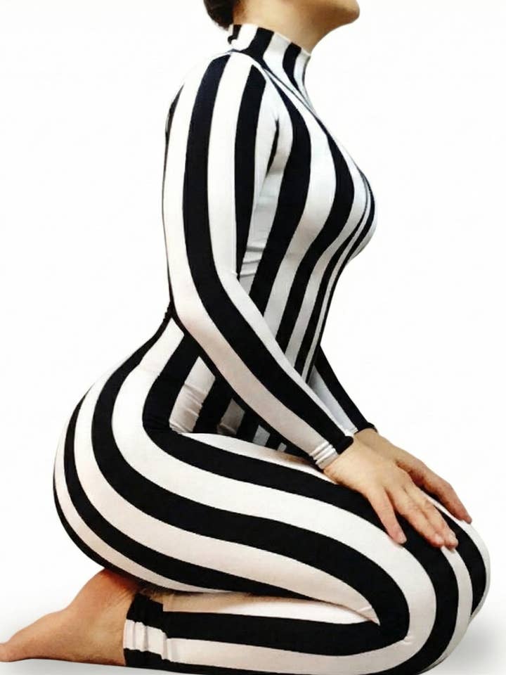 Combinaison moulante rayée noir et blanc, manches longues, col montant pour la vente par Kikimora Fashion