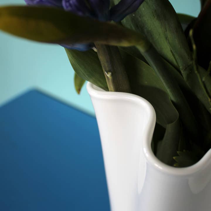 Signature Home Collection GmbH - Wholesale Vase - Waved white opaque glass vase glass vase 6