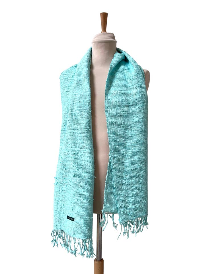 Den naturliga cyan Krama i sitt palmbladsetui - Dam för wholesale av Krama Heritage