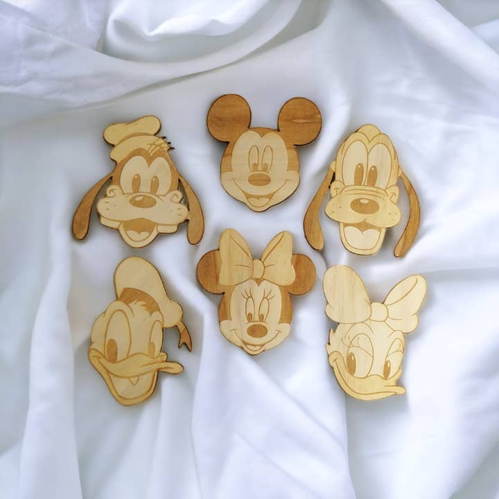 Ensemble de 6 sous-verres en bois Disney - Cadeau premium - Personnages de dessins animés pour la vente par Studio Rima