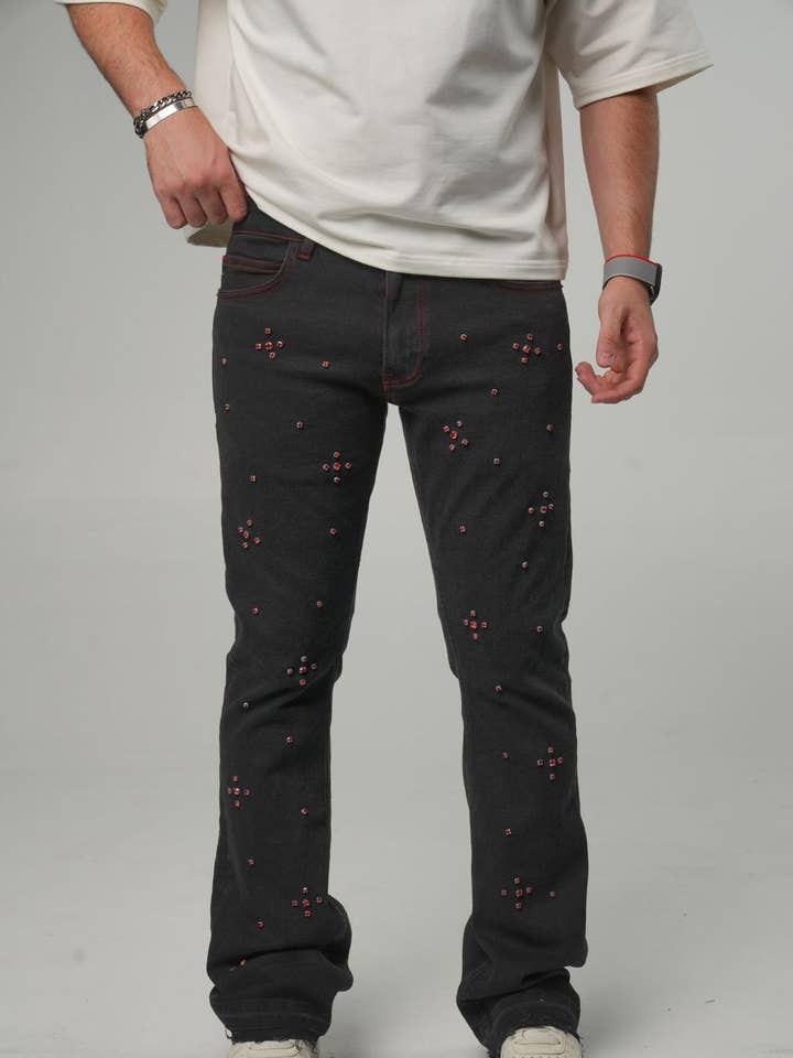 Herrsvarta raka jeans med nitar och röd accent denim 0625C1438 för wholesale av Monocloth