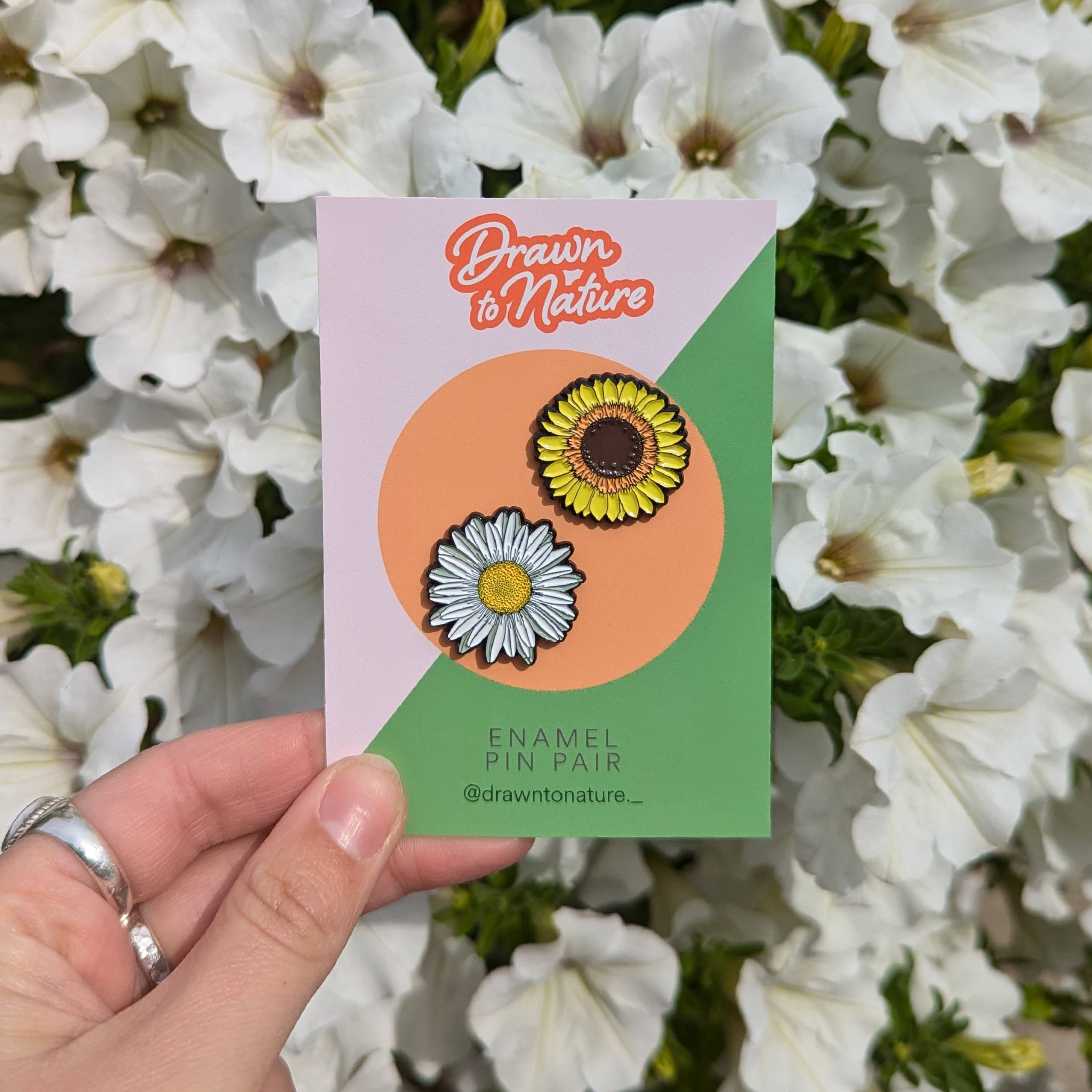 Drawn to Nature - Vendita all'ingrosso Spilla da bavero - Coppia di spille smaltate a forma di fiore, con margherita e girasole