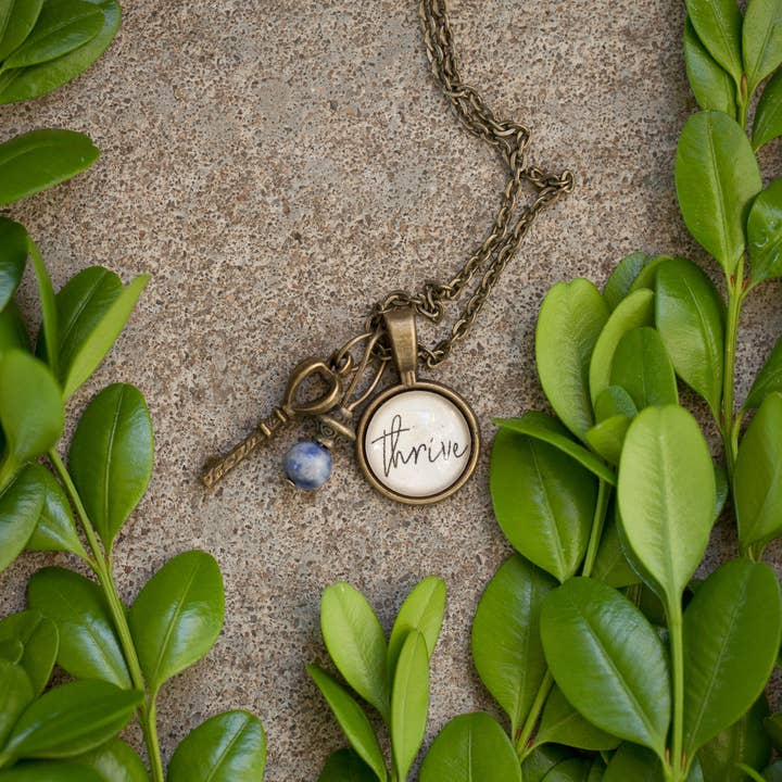 Collier à pendentif Thrive pour la vente par Ivy Barn Designs