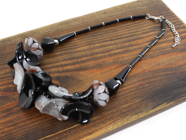 Pretty Persuasions - Vendita all'ingrosso Collane di perline/perle - N24276 Collana in poliresina Exotic Bloom3