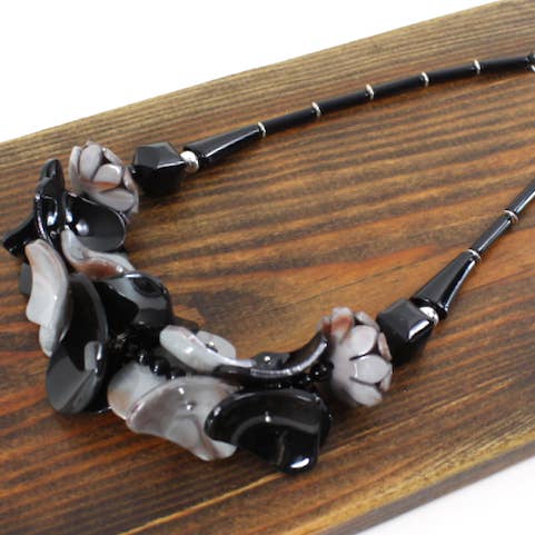 Pretty Persuasions - Wholesale Beaded/pearl necklace - N24276 Exotic Bloom Polyresin Statement Necklace3