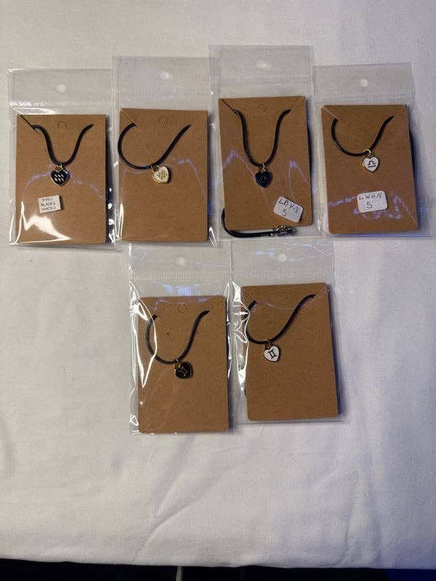 Collane con Ciondolo a Cuore Zodiacale Segni d'Aria per la vendita all'ingrosso da parte di Chaotic Crystal Chick Co.