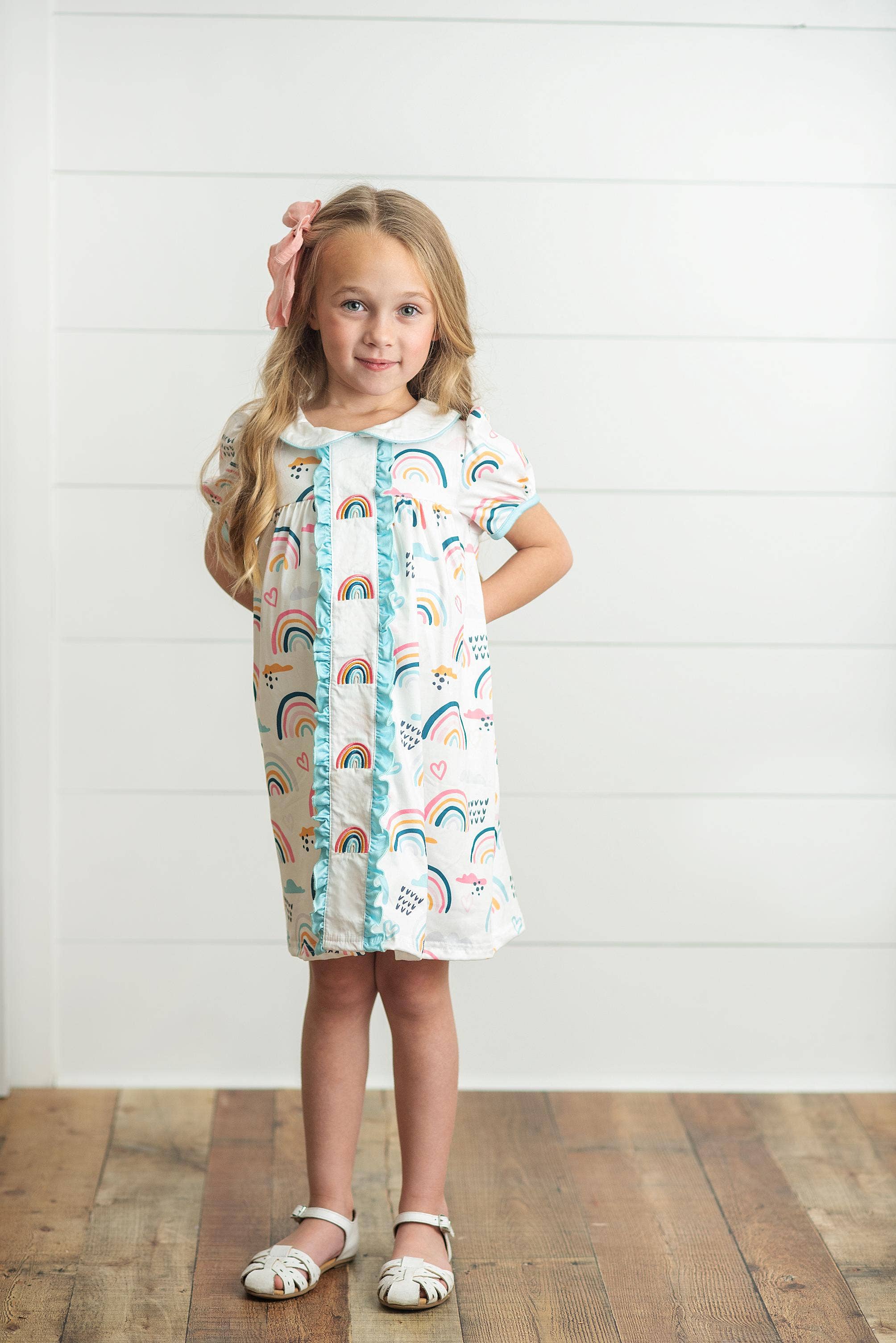 Wren & James - Vente Robe – enfant - Robe d'école brodée à col arc-en-ciel pastel pour enfants6