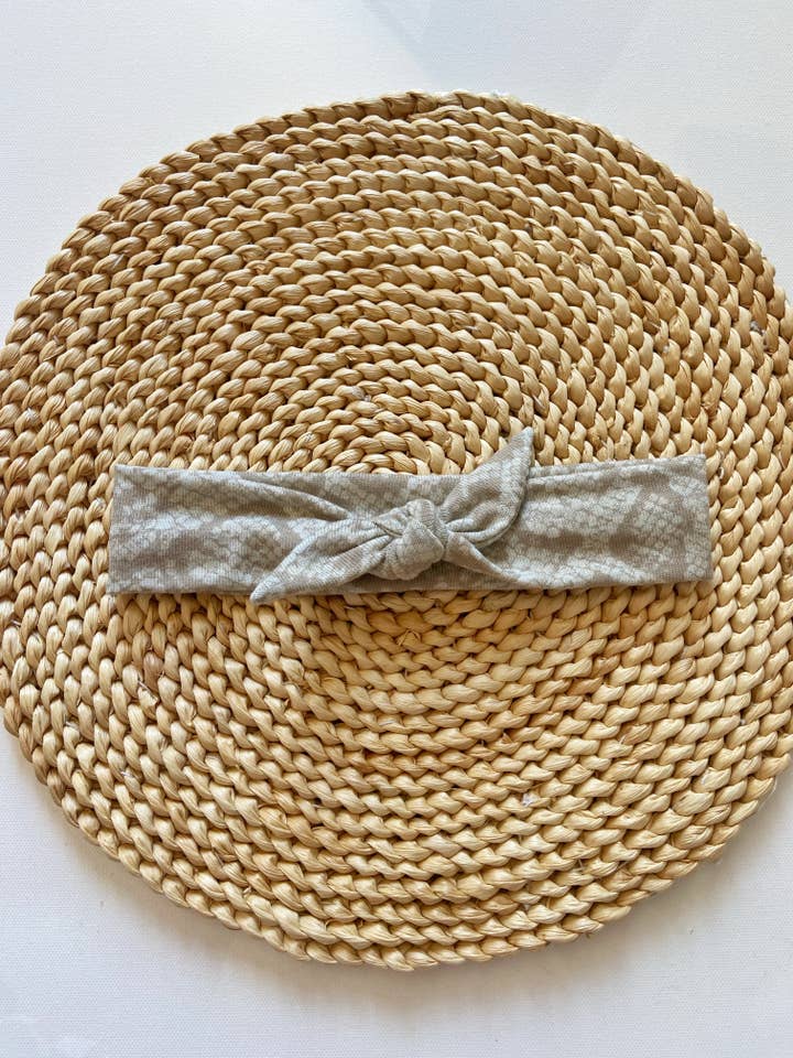 Bandeau beige à nouer en peau de serpent pour la vente par Twig + Roe