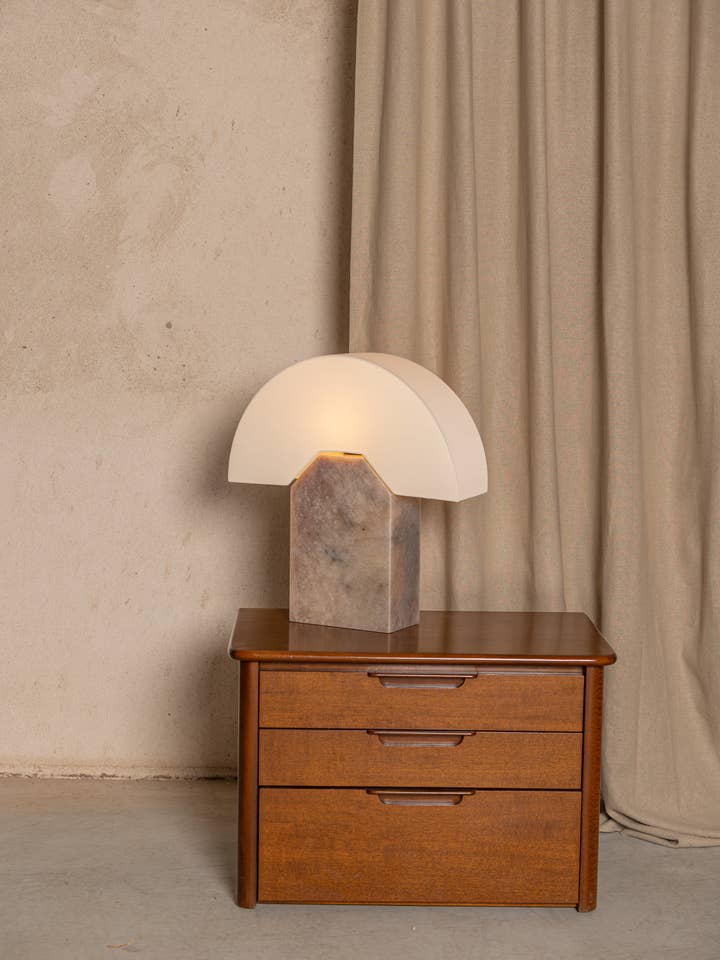 Lampe de table Edna Tabac Albâtre pour la vente par Simone et Marcel