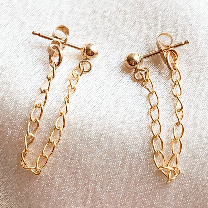 Huggies délicats en chaîne remplie d'or pour la vente par XO Hanalei